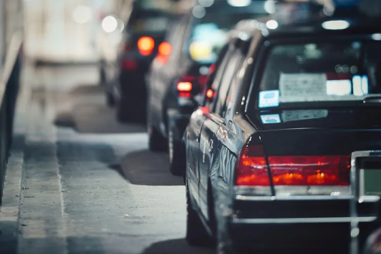 The advantages and disadvantages of taxi travel