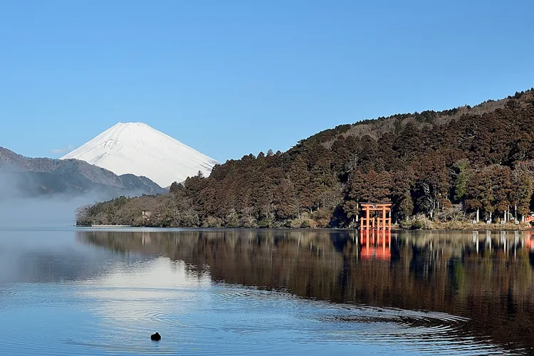 Lake Ashi torii gate with Mount Fuji in Hakone Japan