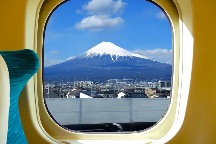 Shinkansen bullet train traveling between Tokyo and Kyoto