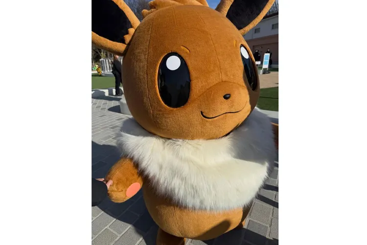 Eevee marching through the Kayatsuri Gym